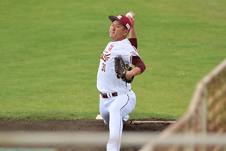 厳しい表情で投球練習に臨む福井©Kou Hiroo