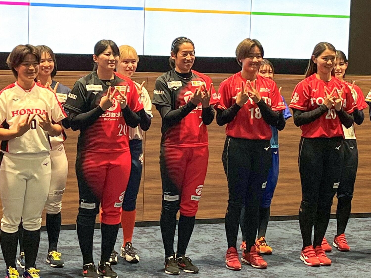 4月に行われたソフトボール女子のＪＤリーグ開幕前記者会見で、撮影に応じる上野由岐子（前列中央）ら　©JIJI PRESS
