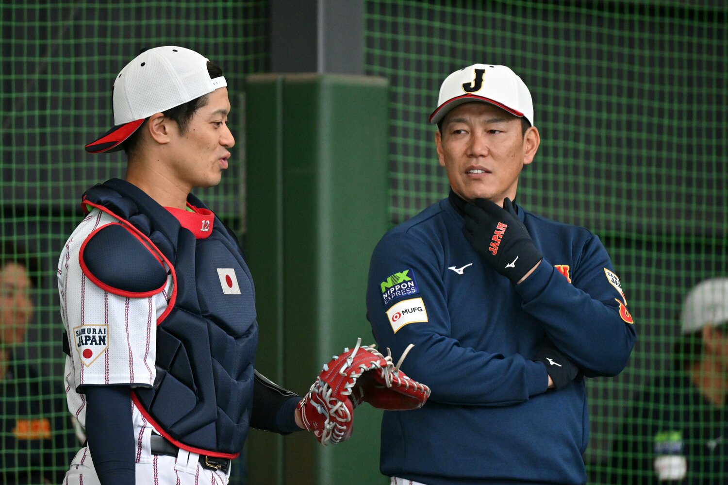 宮崎キャンプで井端弘和監督と言葉をかわす坂本誠志郎　©Hideki Sugiyama