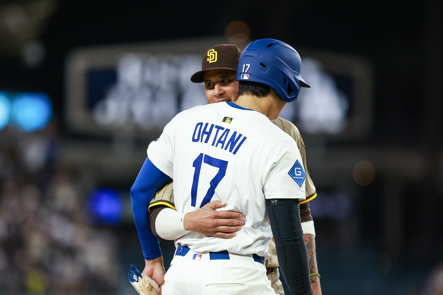 大谷から1点を奪ったパドレス主砲のマチャドとハグする場面も　©Getty Images