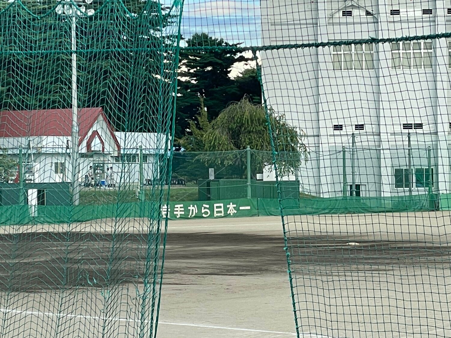 グラウンドには「岩手から日本一」の文字が掲げられている(筆者撮影)