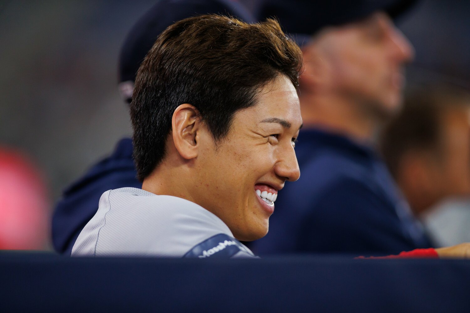 ベンチで笑みを浮かべる吉田正尚 ©︎Getty Images