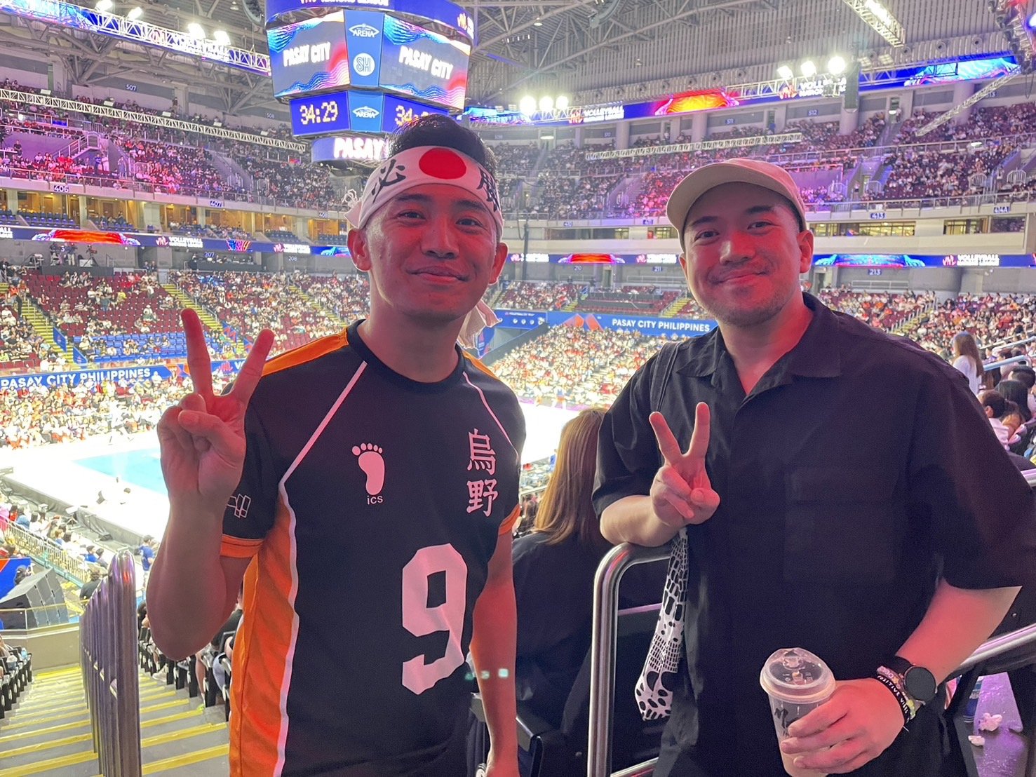 『ハイキュー!!』の大好きだというフィリピンのバレーボールファン。快く取材に応じてくれた（筆者撮影）