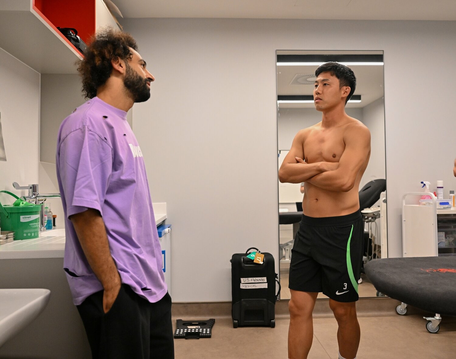 加入して間もない2023年8月、さっそくモハメド・サラー(左)と談笑する遠藤の姿があった ©︎Getty Images