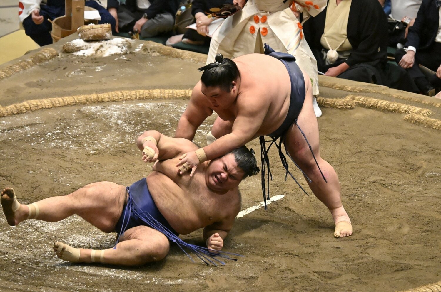 千秋楽、ベテラン高安をすくい投げで破った藤凌駕（右）　©JMPA