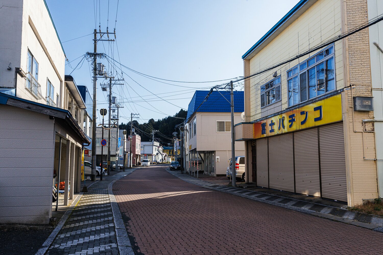 シャッターが閉まっているパチンコ屋「富士パチンコ」などが並ぶ。さきほど歩いた国道228号線とは別の道だ