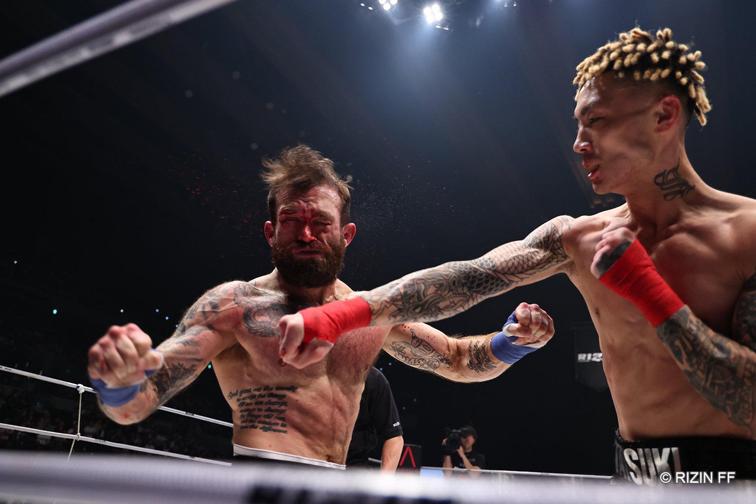 篠塚の右ストレートがマルチネスの顔面をとらえた瞬間　©RIZIN FF