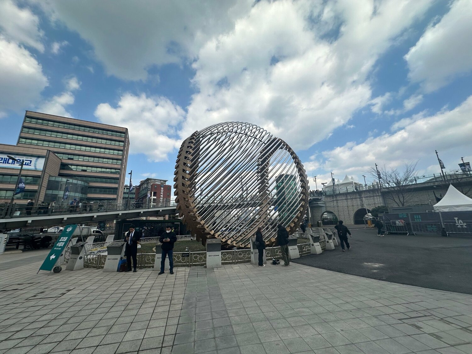 待ち合わせ場所に使われている球場前の球体オブジェ。ここで代理店の方と待ち合わせた