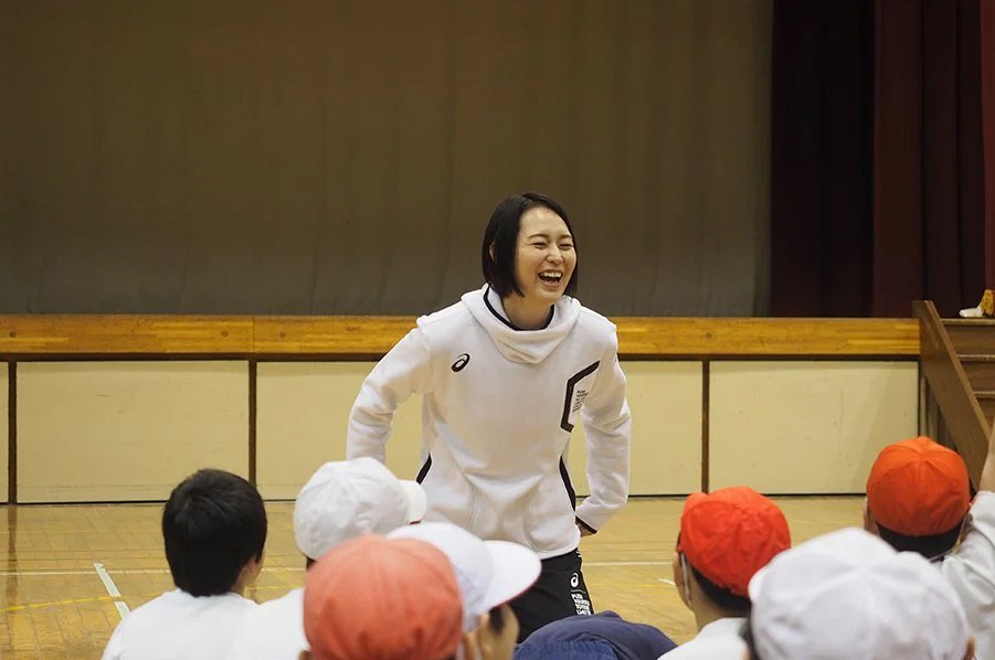 子どもたちにバレーボールの楽しさを伝える大山加奈（19年撮影）©︎RIGHTS.