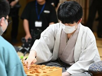 藤井聡太と“神の一手”「評価値6％→96％の大逆転」「36分の一手＝AIで1時間超解析して“ほぼ最善”」タイトル経験・対戦棋士が脱帽の理由＜Number Web＞ photograph by Keiji Ishikawa