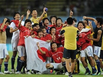 日本サッカーが“無敵艦隊”に連勝！大学選抜が見せた大いなる可能性。 ＜Number Web＞ photograph by AFLO