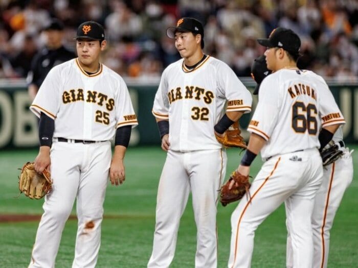 坂本勇人がいなくなると急にミスが…巨人は主力と控えの「守備格差」をどう埋める? 《30年前に目撃した“ホテル廊下”での特訓とは》 <Number Web> photograph by Kiichi Matsumoto