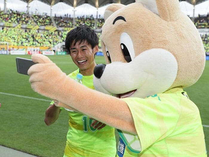 就活生に贈るジェフ町田也真人物語。人生を変えたブライダル会社の面接。＜Number Web＞ photograph by J.LEAGUE