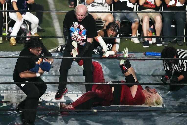 スピニングトーホールドで雷神矢口を攻めるドリー・ファンク・ジュニア　©Essei Hara