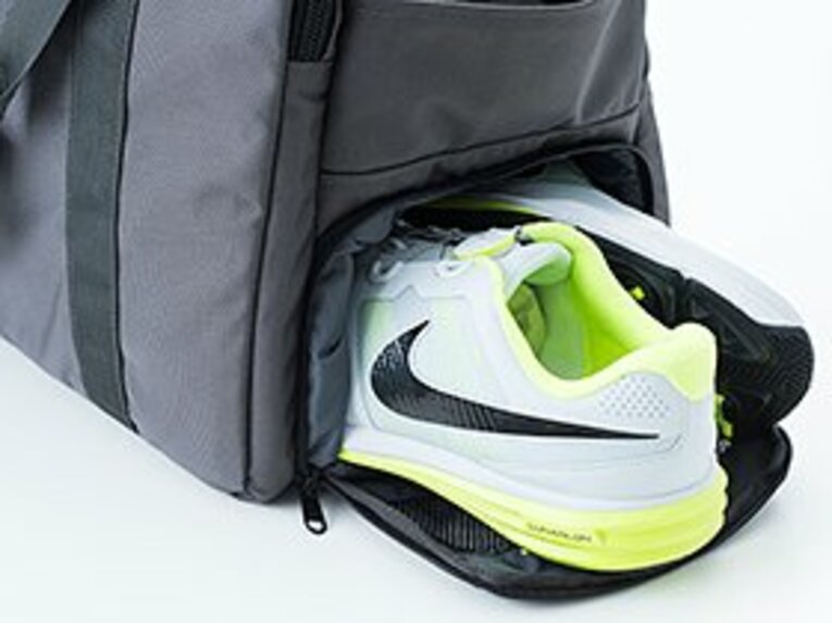 本体下部のファスナーを開けると、シューズを収納するスペースが出現。トレーニングシューズの他、ゴルフスパイクを入れるのもOK。
 