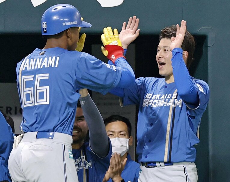 日本ハム時代の吉田（右）と万波（左）。二人は3年夏の甲子園でも対戦している　©︎KYODO