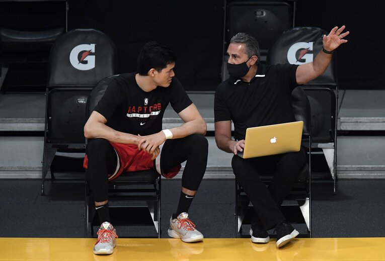 渡邊雄太にアドバイスを送るラプターズ時代のセルジオ・スカリオロ　©︎Getty Images