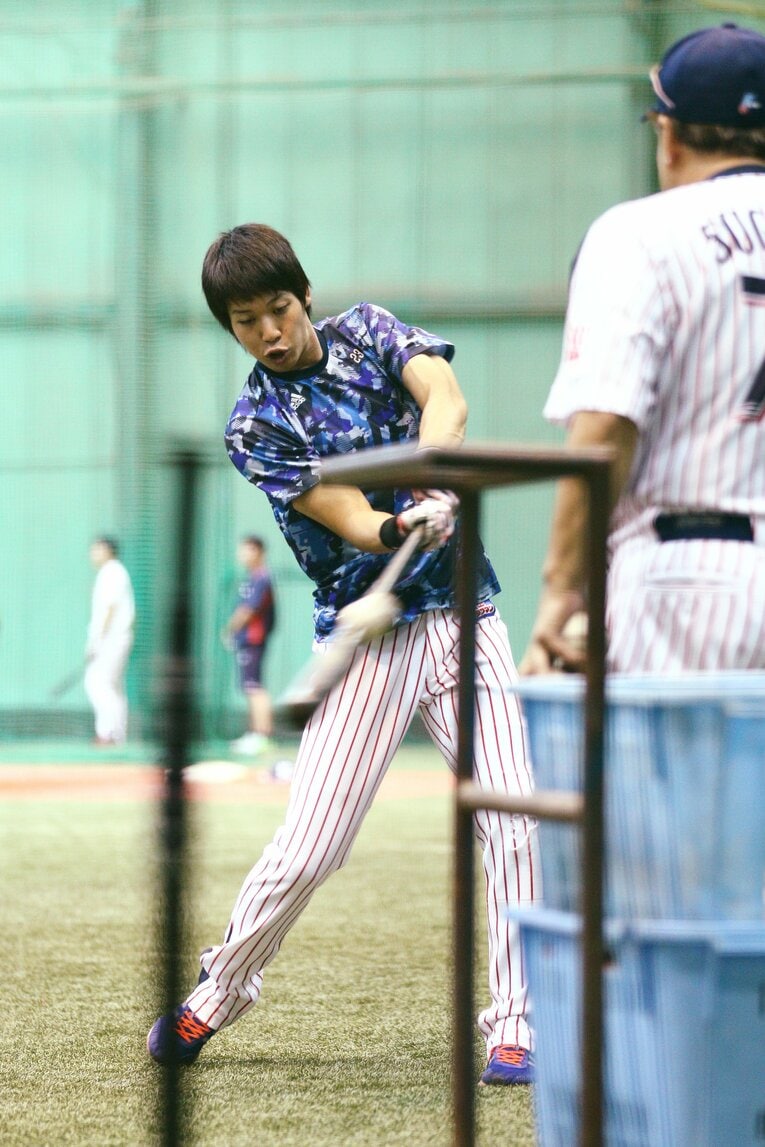 試合前に自身のルーティーンである様々な種類のティー打撃を行うヤクルト・山田哲人（2015年撮影）　©︎Shigeki Yamamoto