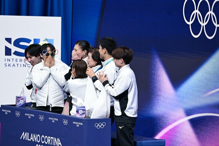 フィギュア団体で銀メダルを獲得した日本チーム　©Asami Enomoto／JMPA