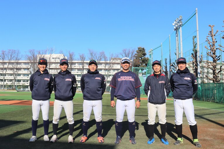 学生コーチを含め若いスタッフ陣で指導する國學院久我山の（左から）中澤直之コーチ、長友大知コーチ、吉井辰巳部長、尾崎直輝監督、村木憲顧問、光木丈揚助監督　©Yuki Kashimoto