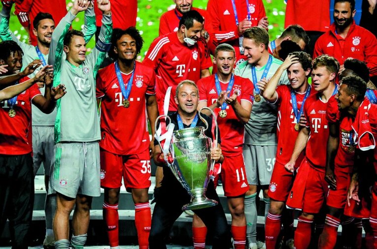 2020年8月、就任からわずか9カ月あまりで、フリック監督はバイエルンを9度目の欧州王者に導いた ／ photograph by Sébastien Boué/L’Équipe
