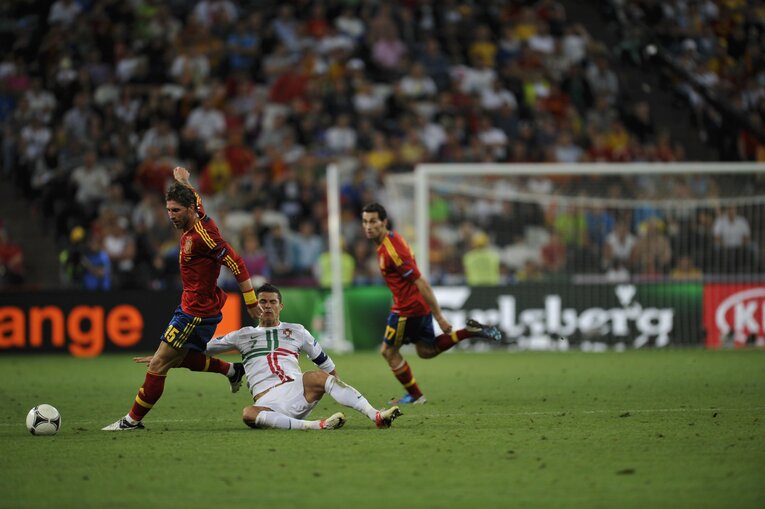 EURO2012のスペインvsポルトガル。クリスティアーノ・ロナウドを封鎖するセルヒオ・ラモス　©Takuya Sugiyama