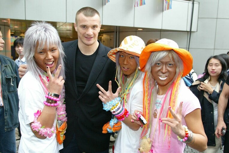 2004年、テレビ番組のロケで渋谷の若者たちと交流するミルコ　©Susumu Nagao