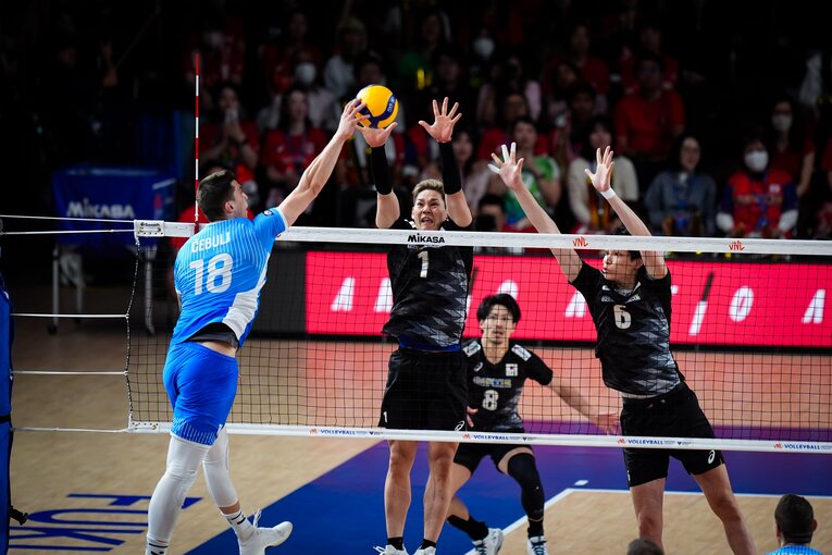 西田有志、山内晶大（VNLスロベニア戦）©︎Volleyball World