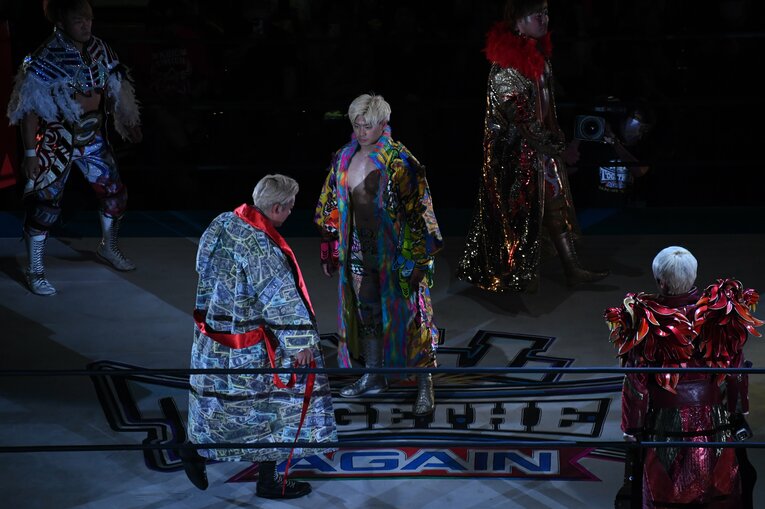 リング上で対峙するオカダ・カズチカと清宮海斗