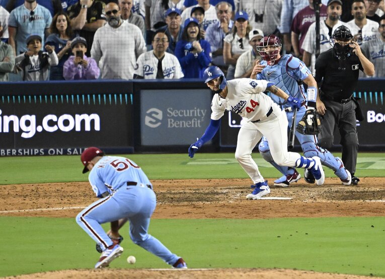 ドジャース・パヘズの投ゴロに慌てたカーカリングのエラーで決着がついた　©Getty Images