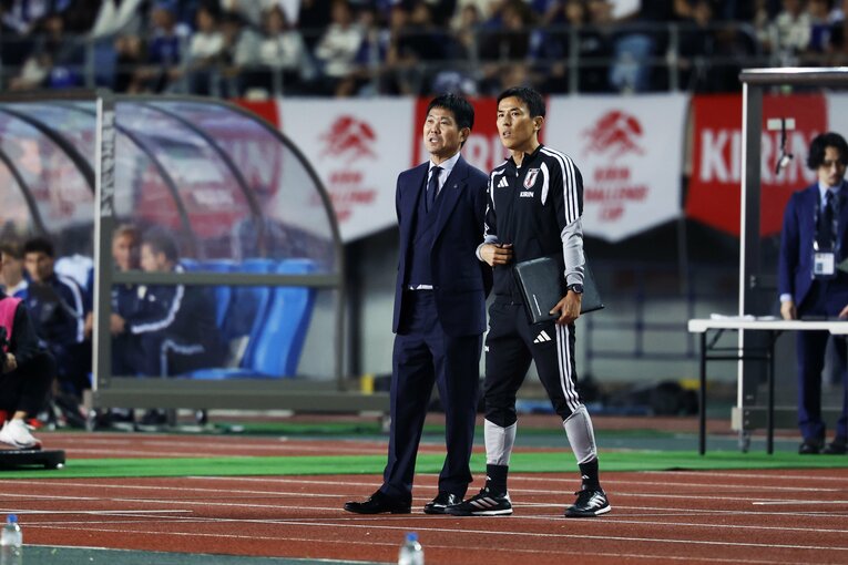 森保監督とコミュニケーションを取る長谷部コーチ　©Daisuke Nakashima/AFLO