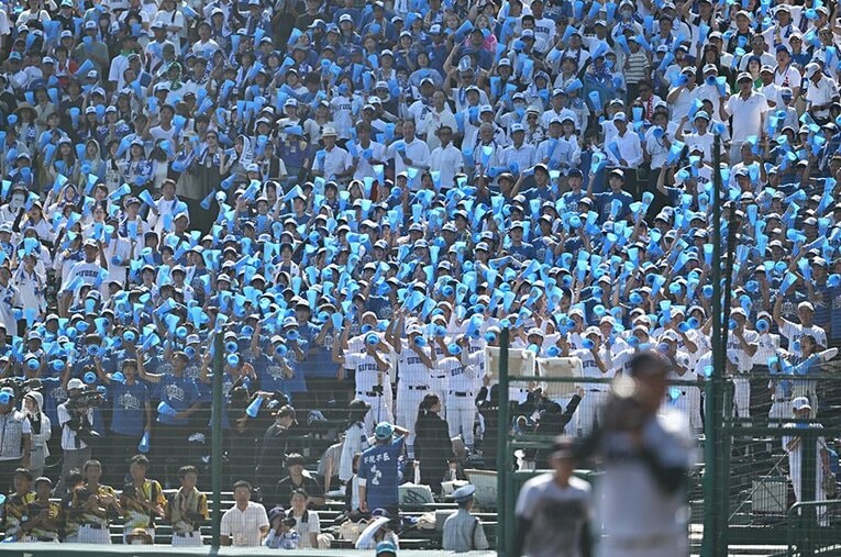 甲子園の大応援と声援は、旋風を巻き起こす高校をさらに後押しする傾向がある。それが“魔物”を生み出すのかもしれない ／ photograph by Hideki Sugiyama