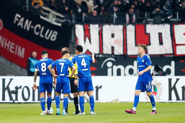 「1年前はJ2→ドイツ5部」上月壮一郎22歳の堂々1部デビュー…長谷部誠と握手、鎌田大地vs吉田麻也のW杯組対決も〈現地撮影〉(59)