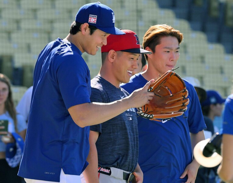 写真撮影に収まる大谷翔平、吉田正尚、山本由伸　©JIJI PRESS