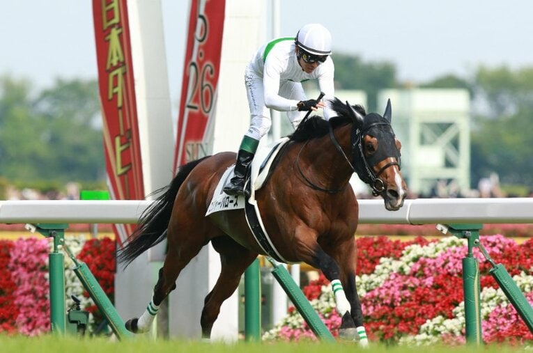 2年前の日本ダービー。単勝1.6倍の大本命・サートゥルナーリアをおさえて、栄冠に輝いたのは12番人気のロジャーバローズだった ／ photograph by AFLO