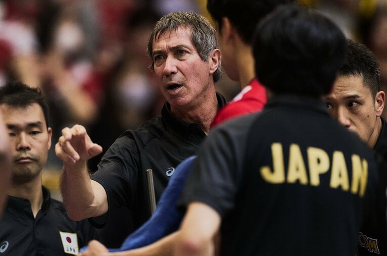 選手に指示を送るバレーボール男子日本代表ロラン・ティリ監督。伊藤健士コーチ（右）は前監督フィリップ・ブランとの違いをどう感じていたのだろうか ／ photograph by Yuki Suenaga