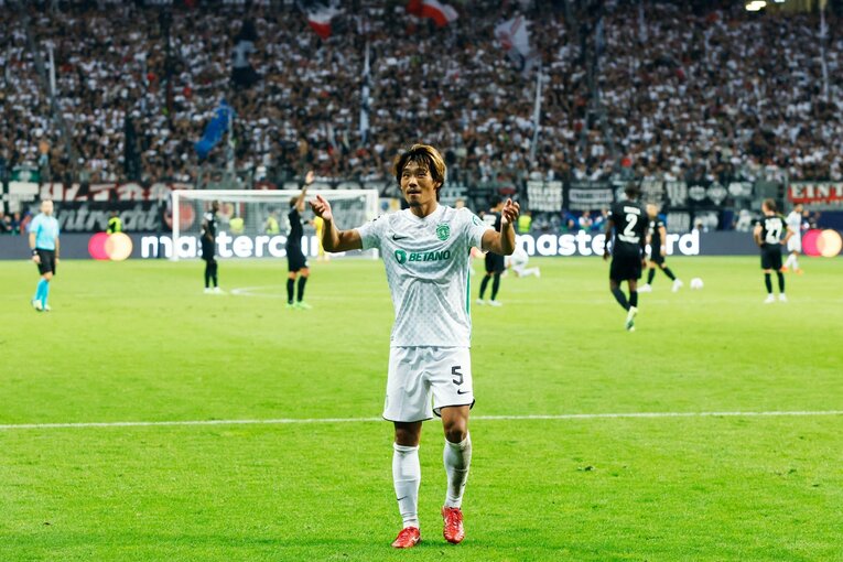 「“鎌田大地と守田英正が一緒に写った1枚”を狙いたいけど…」「長谷部誠はすでにコーチのように」CL日本人対決と“美しい夕焼け”撮影ウラ話(65)