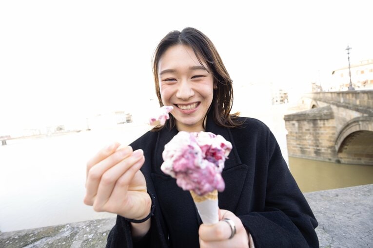 ジェラートを手に嬉しそうな石川真佑。イタリアに来てから外出する機会も増えたという　©︎Takahisa Hirano