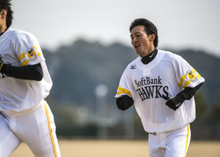 ソフトバンク時代の島袋洋奨。2015年の宮崎春季キャンプで（4枚目／全5枚）©Takuya Sugiyama