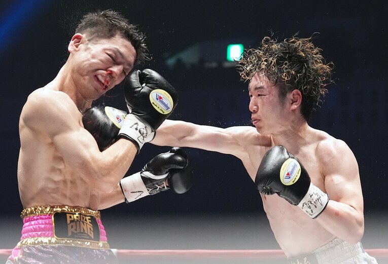 12ラウンド、寺地拳四朗の右がユーリ阿久井政悟のアゴを打ち抜いた瞬間　©Naoki Fukuda