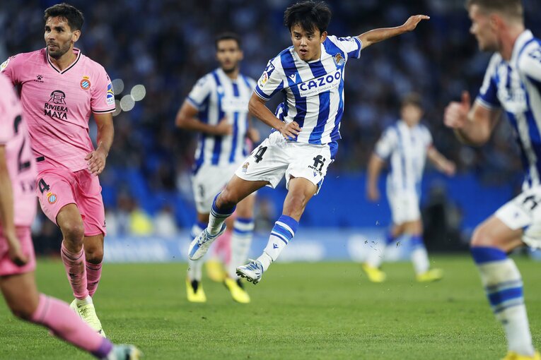 「KUBOコール」や「武房、シャツくれませんか」日本語メッセージの少年、猛プレスに感謝のハグ…“久保建英リーガ100戦目の進化”を撮った(38)