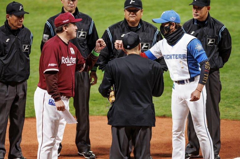 開幕戦で楽天の石井一久監督と日ハム新庄監督がグータッチ　©︎Kiichi Matsumoto
