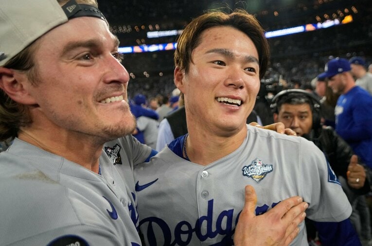 ワールドシリーズ連覇で喜ぶ、キケ・ヘルナンデスと山本由伸。じつはキケは試合中に「負けた」と勘違いしていた ／ photograph by AFLO