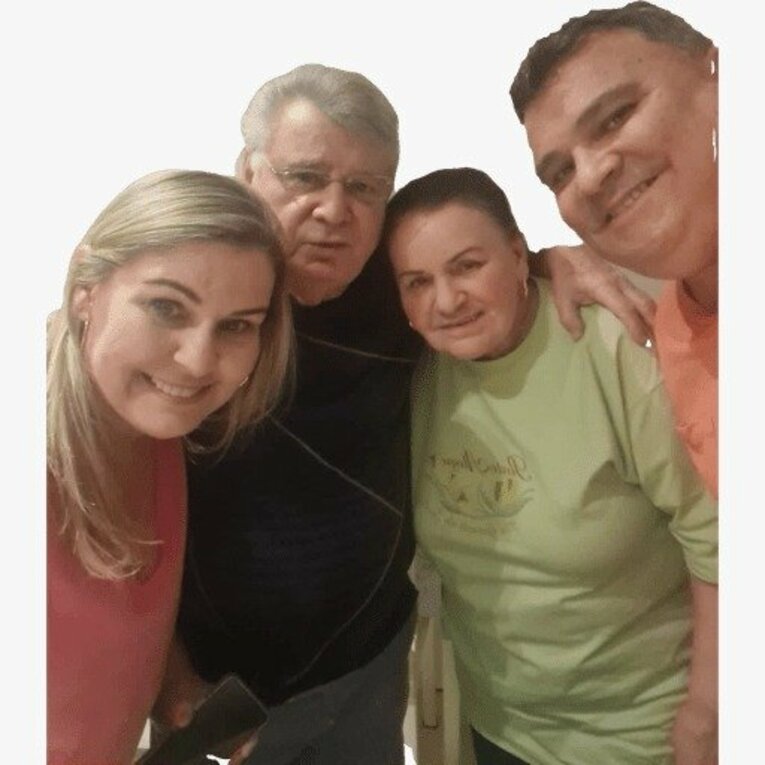 左から娘カチア、エドゥー、妻スエリー、息子ドゥドゥ　※本人提供