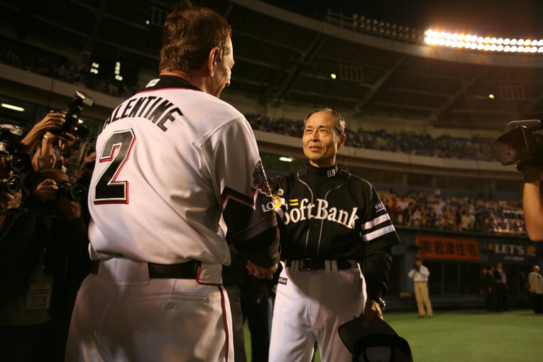 クライマックスシリーズに向けて、敵将バレンタイン監督と（2007年）©︎Naoya Sanuki