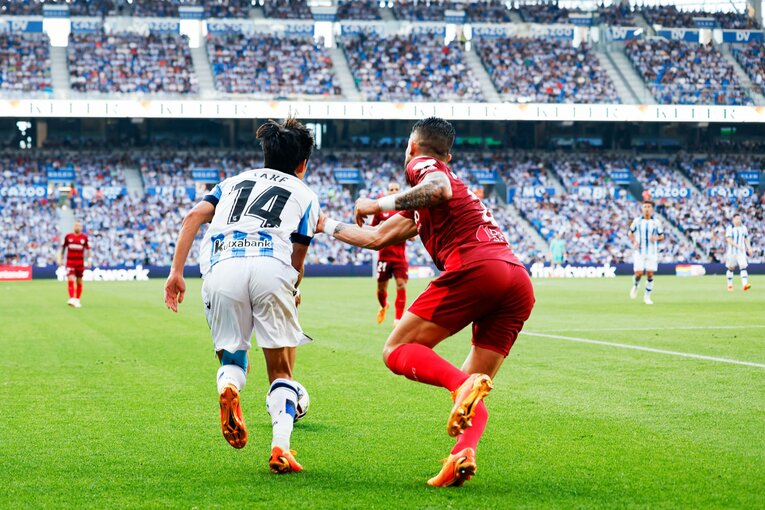 久保建英22歳誕生日に「タケはアイドル」日本語ボードの子供、メッシっぽい新ユニ姿やソシエダ主将との別れ…カメラマンが見た“幸せな最終節”(33)