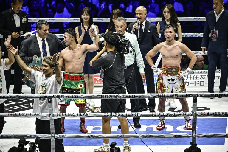防衛を果たして笑顔の井上拓真と、腰に手をあてて呆然とする那須川天心　©Takuya Sugiyama