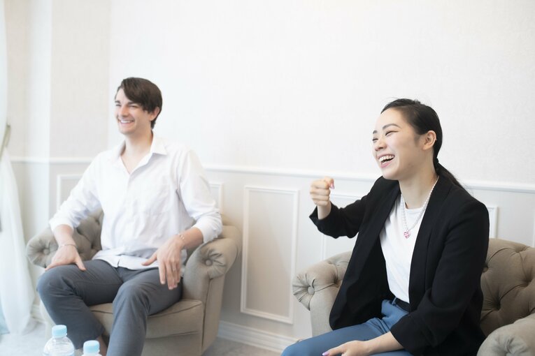 USJのエピソードを語る二人。バタービールを片手に……　©Asami Enomoto