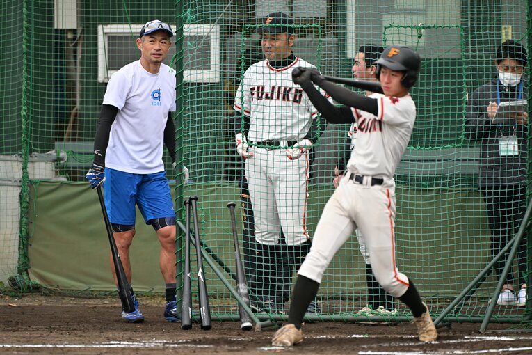 富士高校野球部を指導したイチロー　©Naoya Sanuki