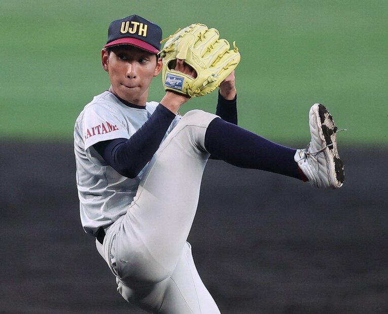 センバツで好投する浦和実業の石戸　©︎JIJI PRESS